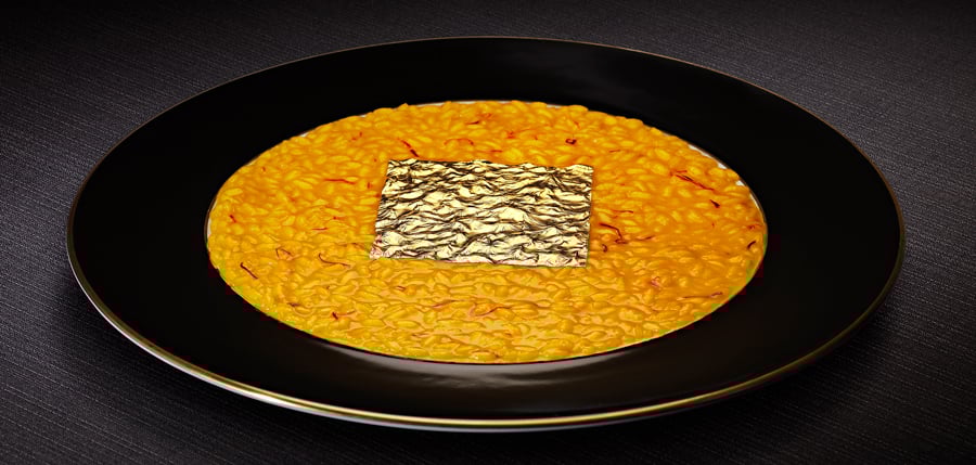 Piatto di risotto alla milanese con foglia d'oro alimentare Gold Chef