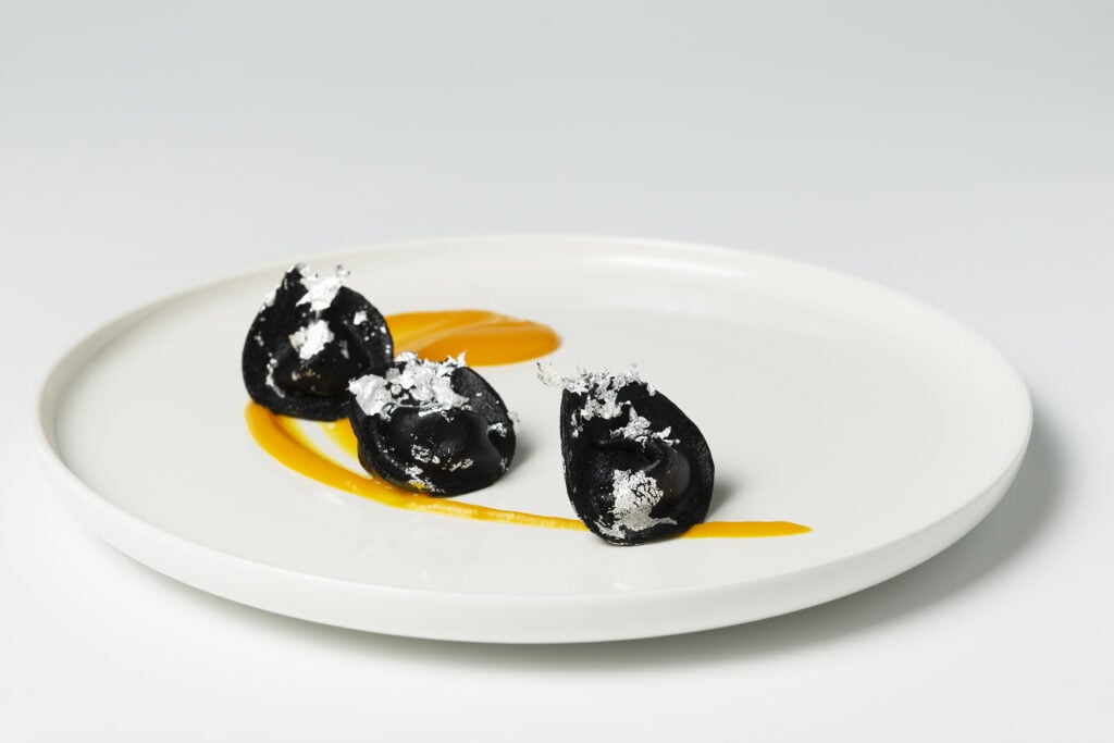 Tortelli di seppia, patate e crema di zucca con briciole d'argento alimentare Gold Chef