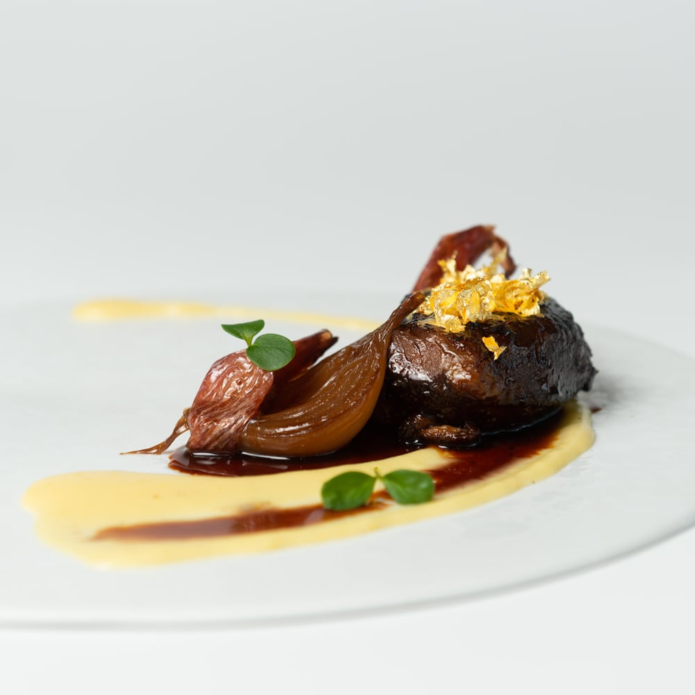 Guancia brasata con crema di patate e scalogni con fiocchi d'oro alimentare Gold Chef